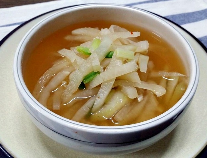 Joseon king winter naengmyeon on ondol floor — cold noodles history playful illustration — naengmyeon winter origin
