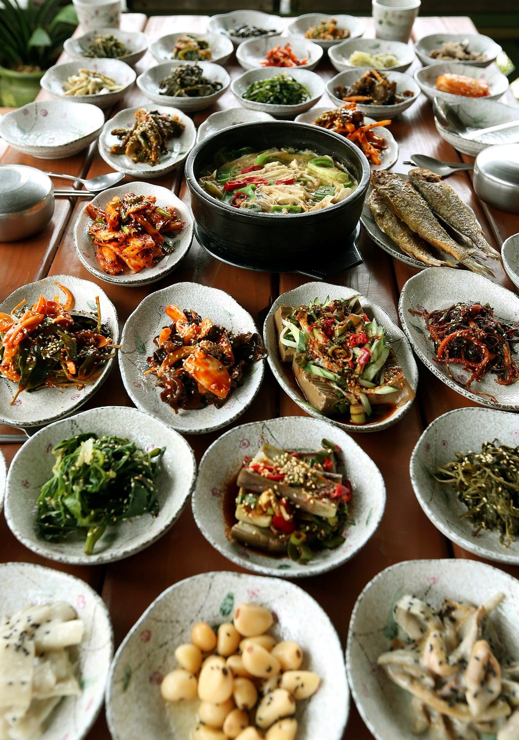 A traditional Korean diet meal of rice, soup, kimchi, and many vegetable side dishes (banchan) — korean diet king