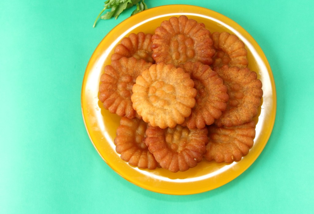 An assortment of Korean hangwa sweets: yakgwa, dasik, gangjeong and jeonggwa — yakgwa korean dessert