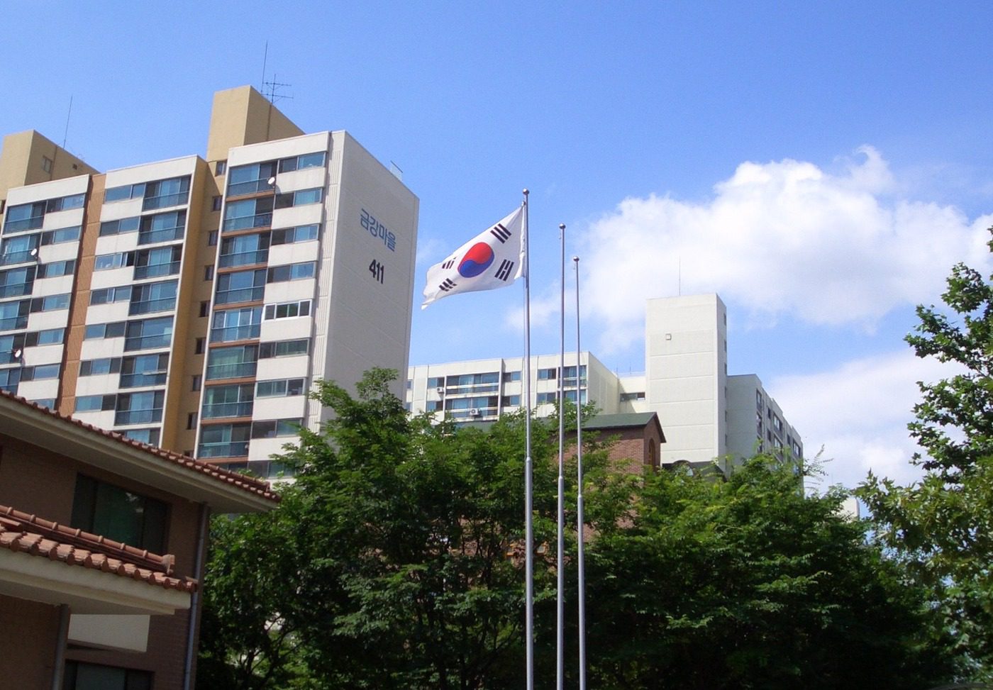 South Korean flag flying in front of an apartment complex in Bucheon — song kang military